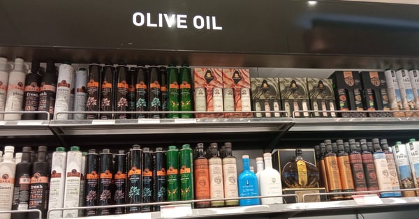 aceites de oliva en los pasillos del supermercado