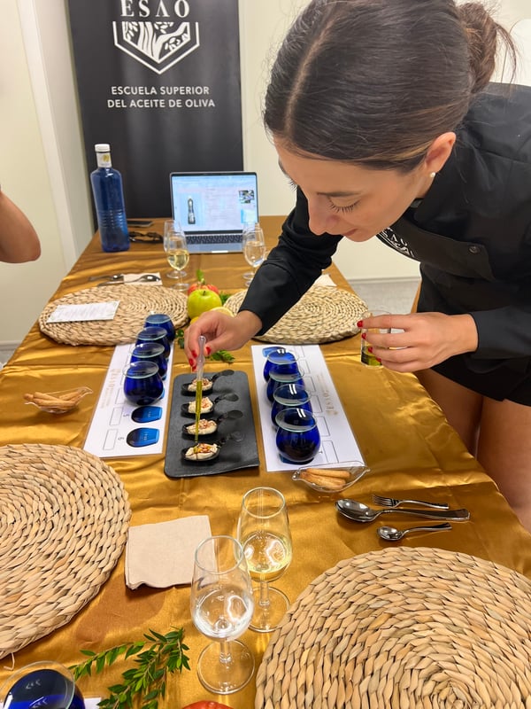 Experta en cata explicando a restaurantes