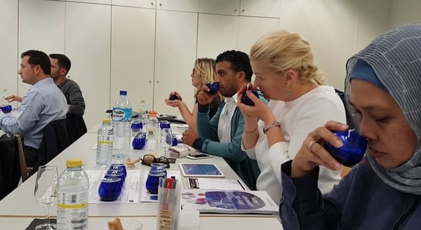 catadores catando aceites 