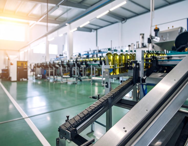 Caso de éxito almazara: proceso de elaboración del aceite de oliva con maquinaria moderna , mostrando la tecnología avanzada utilizada en la almazara.