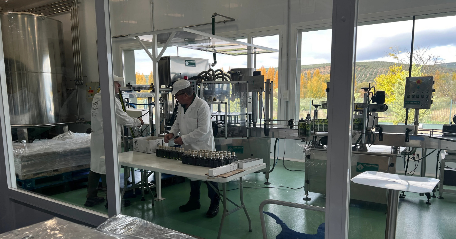 expertos en calidad de aceite preparando muestras