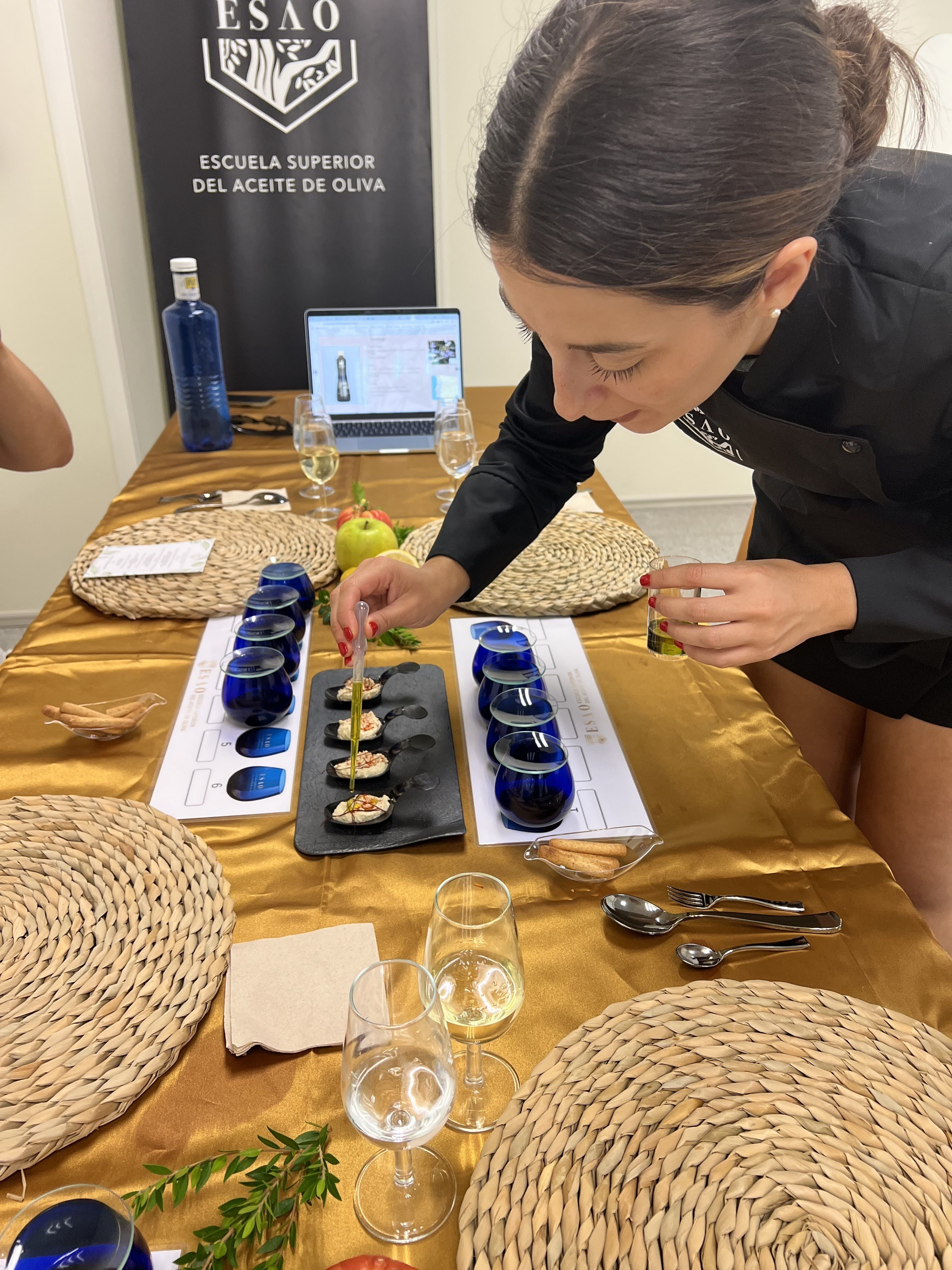 Experta en cata explicando a restaurantes