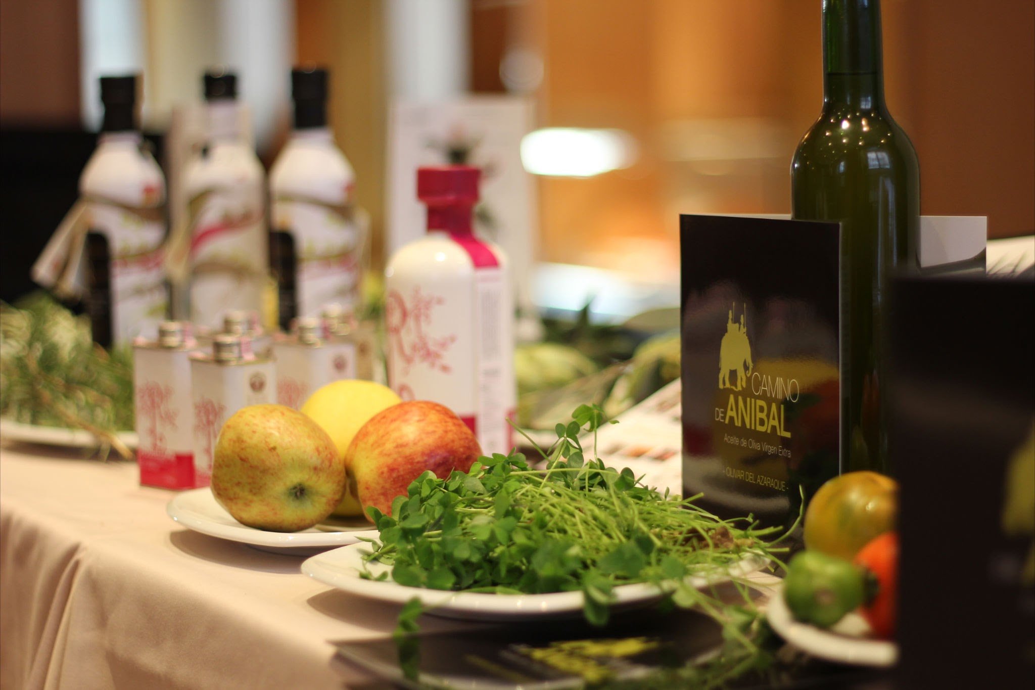 pequeño plato con AOVEs en un entorno de restaurante.