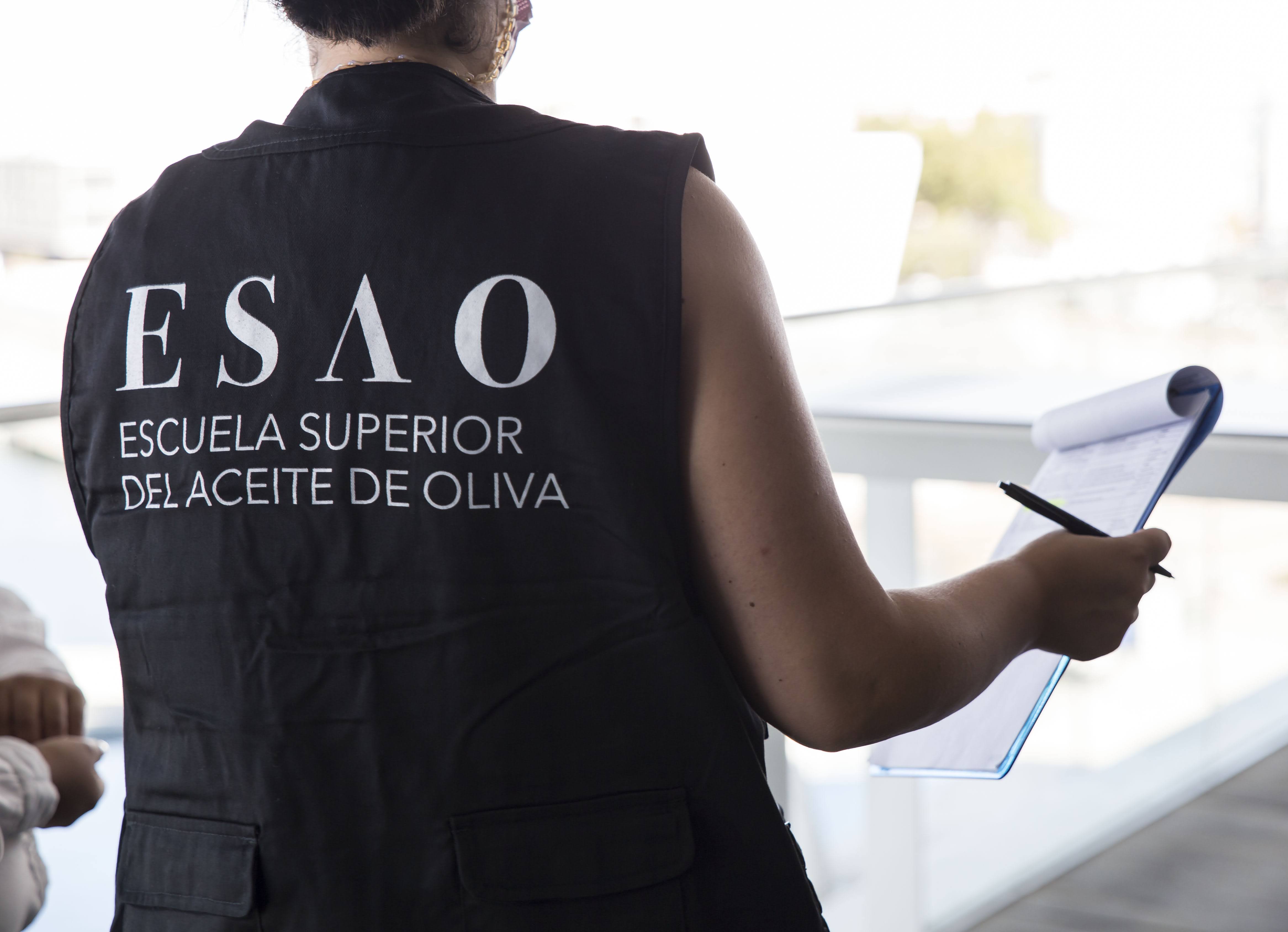 persona inspeccionando una almazara