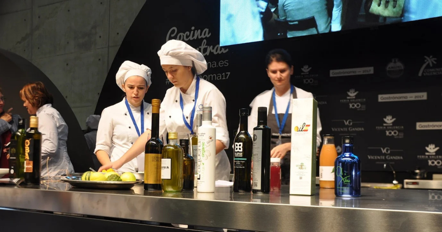 cocineras utilizando aceite de oliva virgen extra